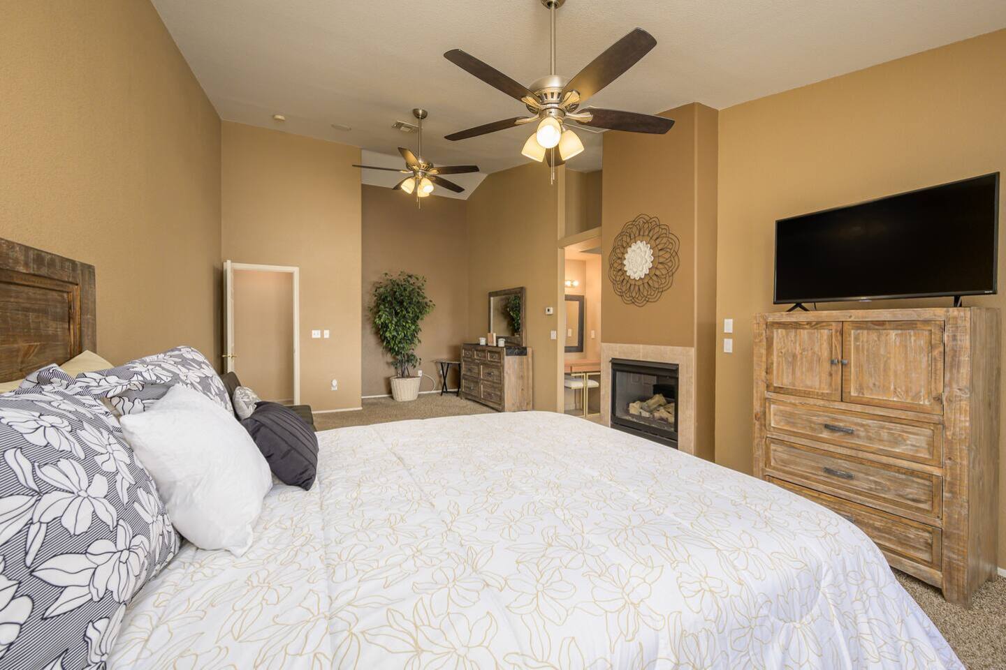 The Grotto | Pool | Spa | 3bd | Views | Sleeps 10