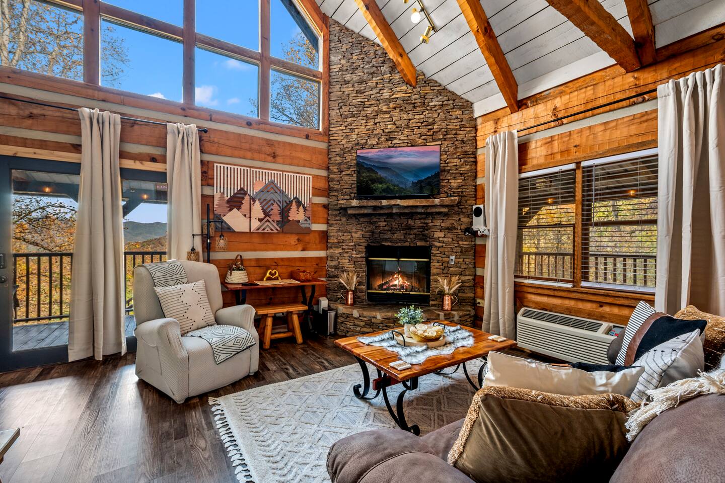 Amazing Spring View! Pool, King Bed, Hot Tub, Xbox