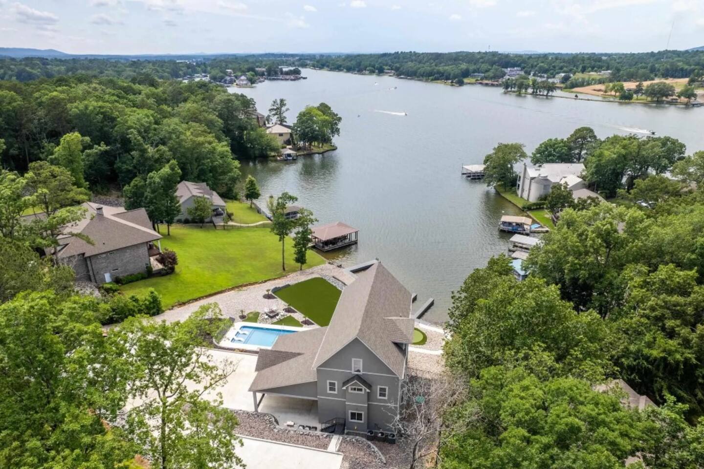 "Chef's Retreat @ 604 Bayshore" | Luxury Lakefront Home On Lake Hamilton*Private Pool &  Hot Tub*Firepit*Boat Slip*Game Room*Putting Green*Sleeps 26