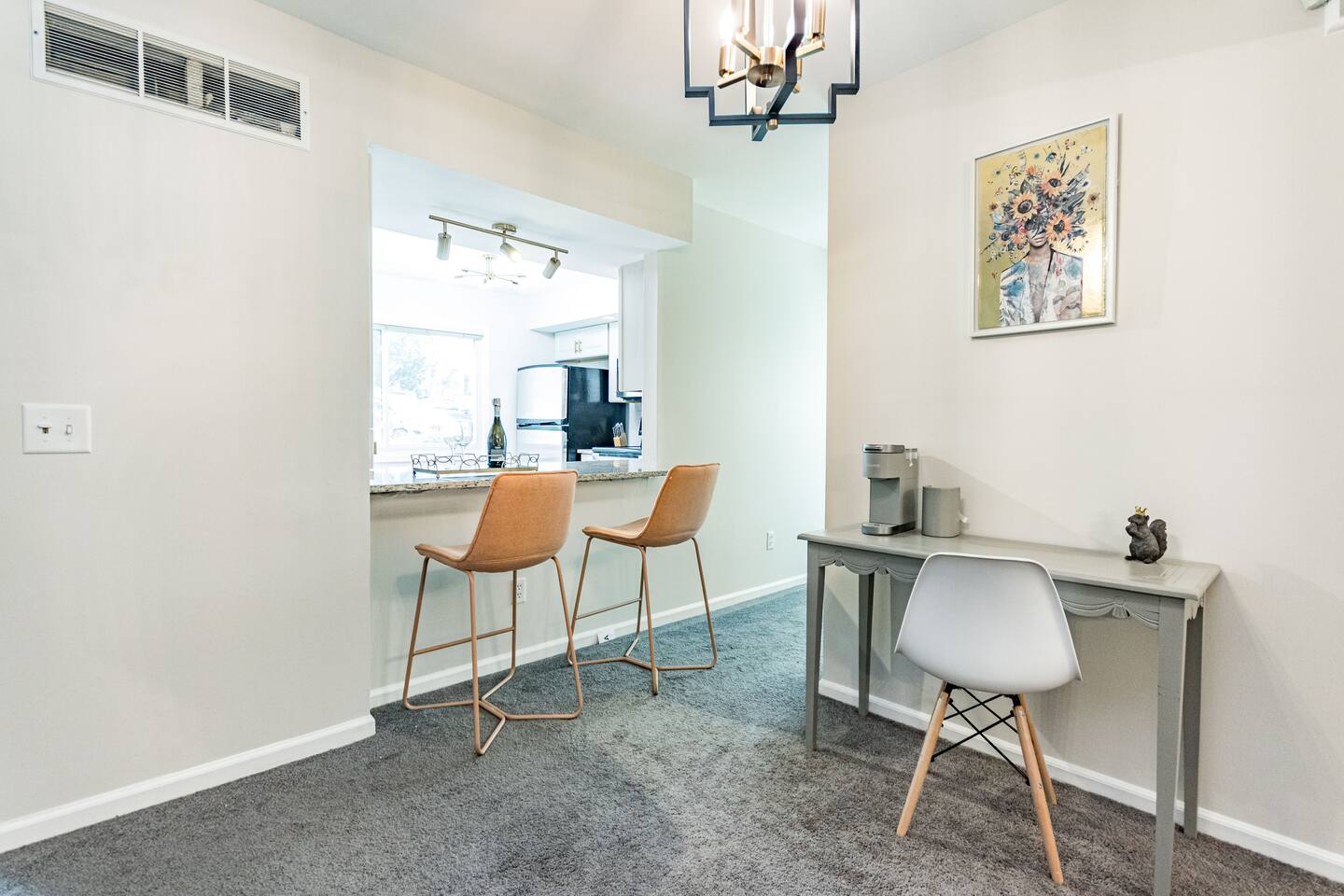 Great townhome near N. Hills with community pool