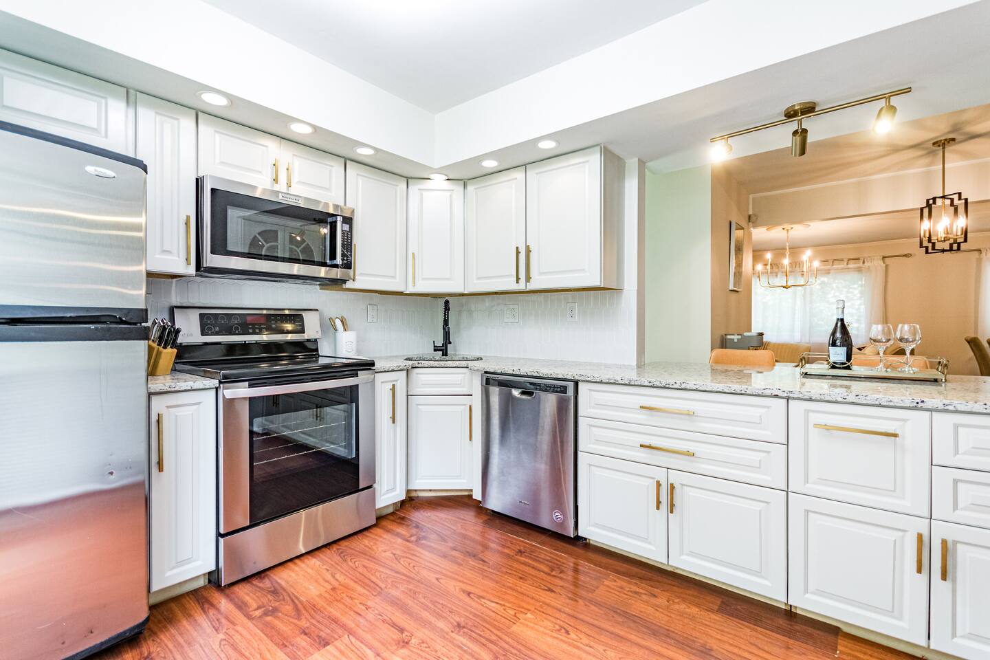 Great townhome near N. Hills with community pool