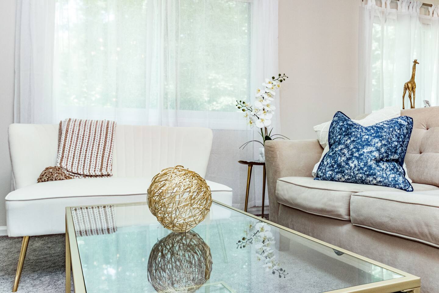 Great townhome near N. Hills with community pool