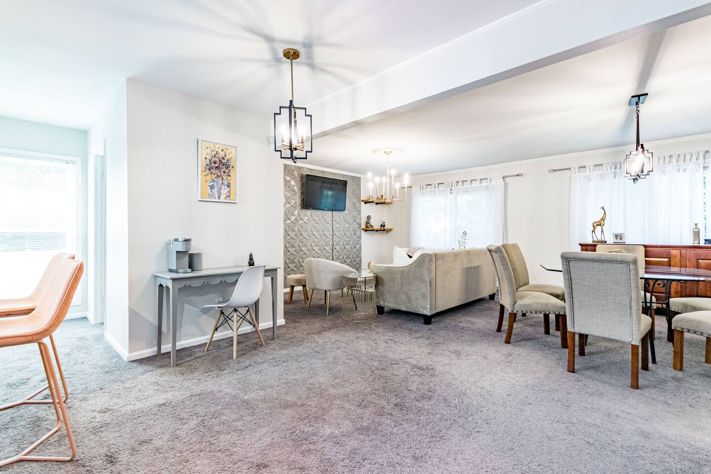 Great townhome near N. Hills with community pool