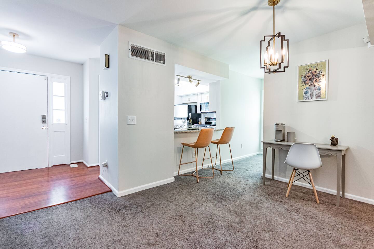 5 bdr near North Hills w community Pool!