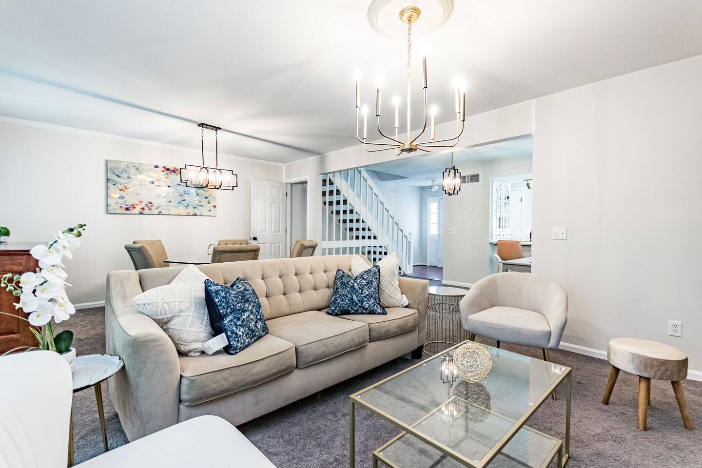 5 bdr near North Hills w community Pool!