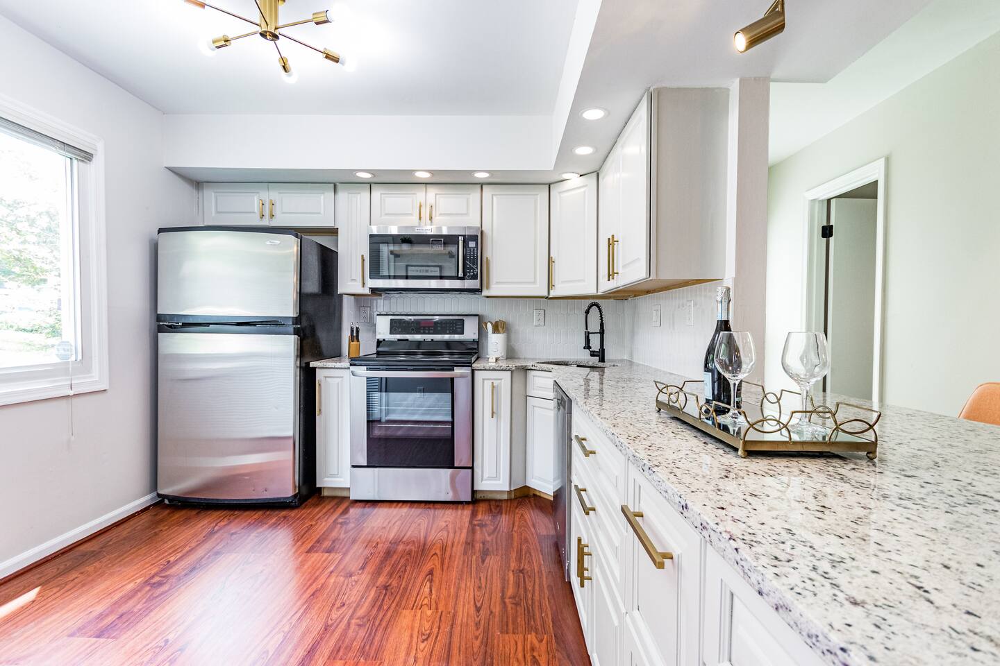 5 bdr near North Hills w community Pool!
