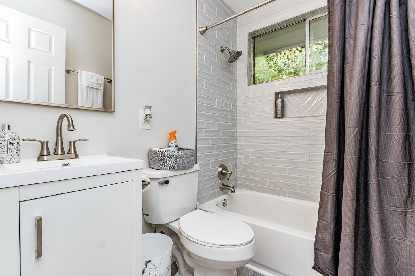 Cute ranch with king bed close to dtown Raleigh