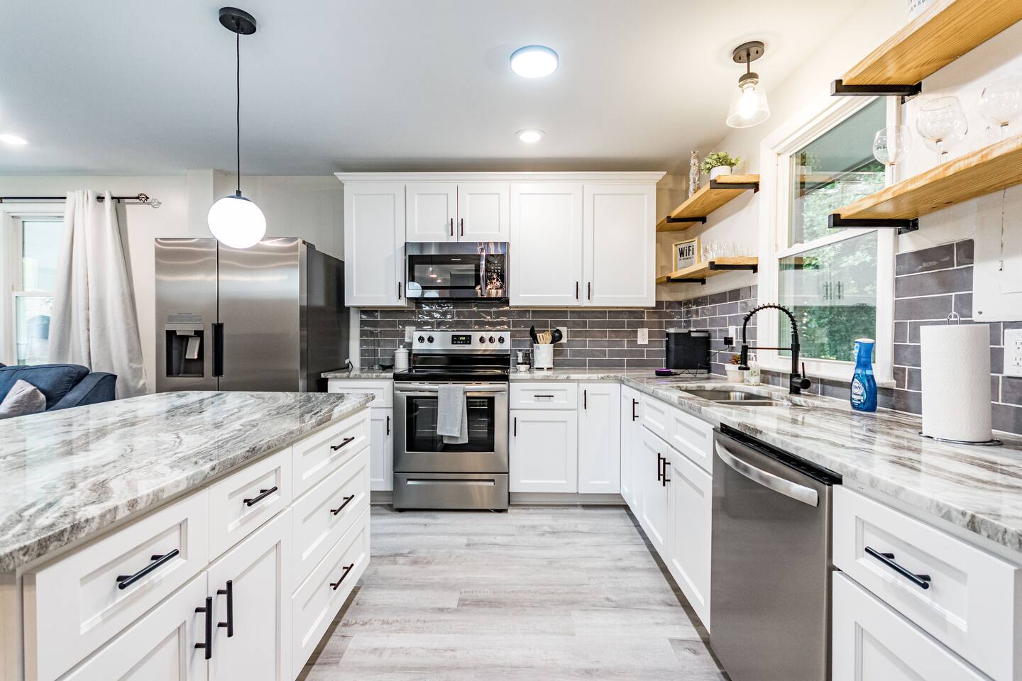 Cute ranch with king bed close to dtown Raleigh