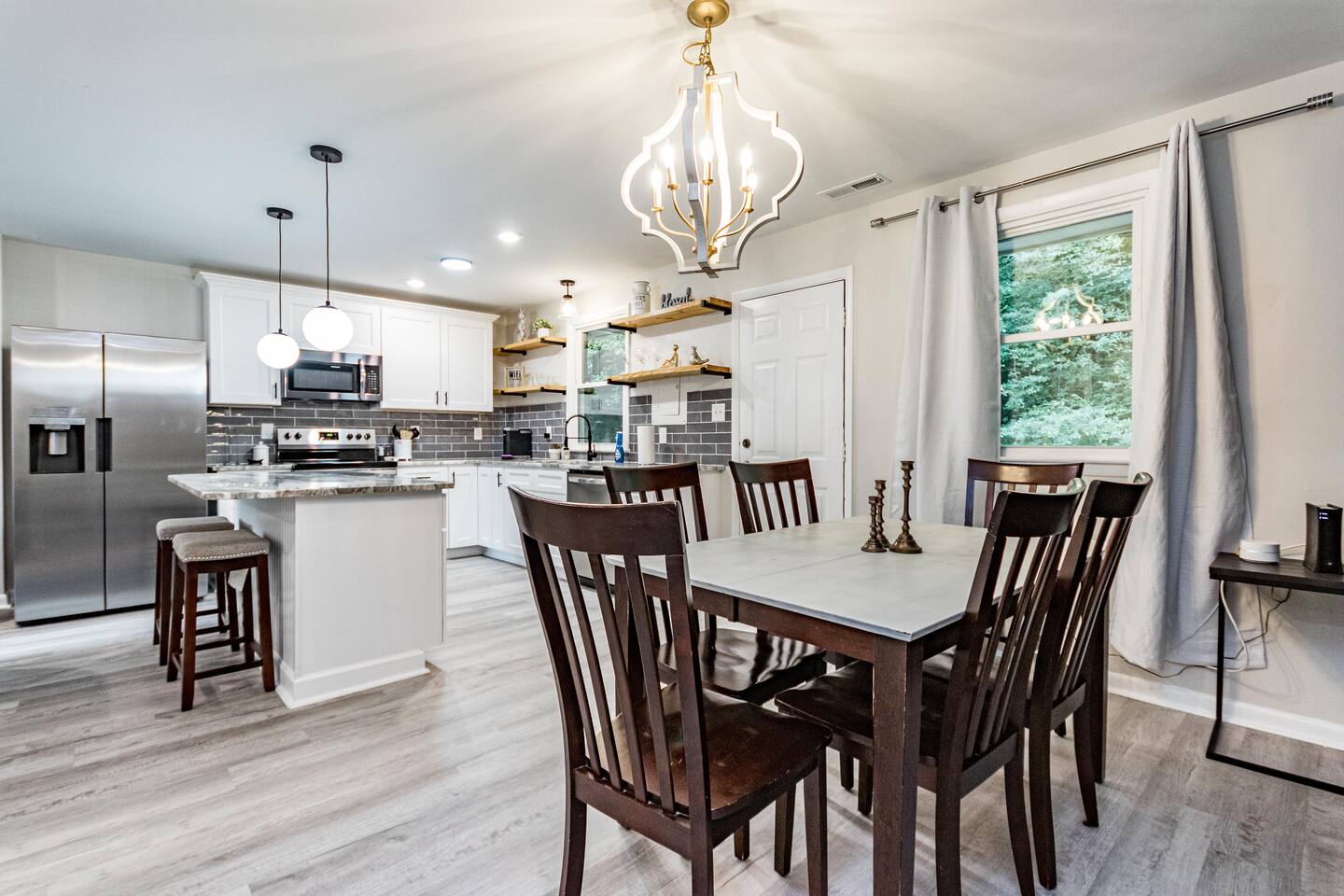 Cute ranch with king bed close to dtown Raleigh