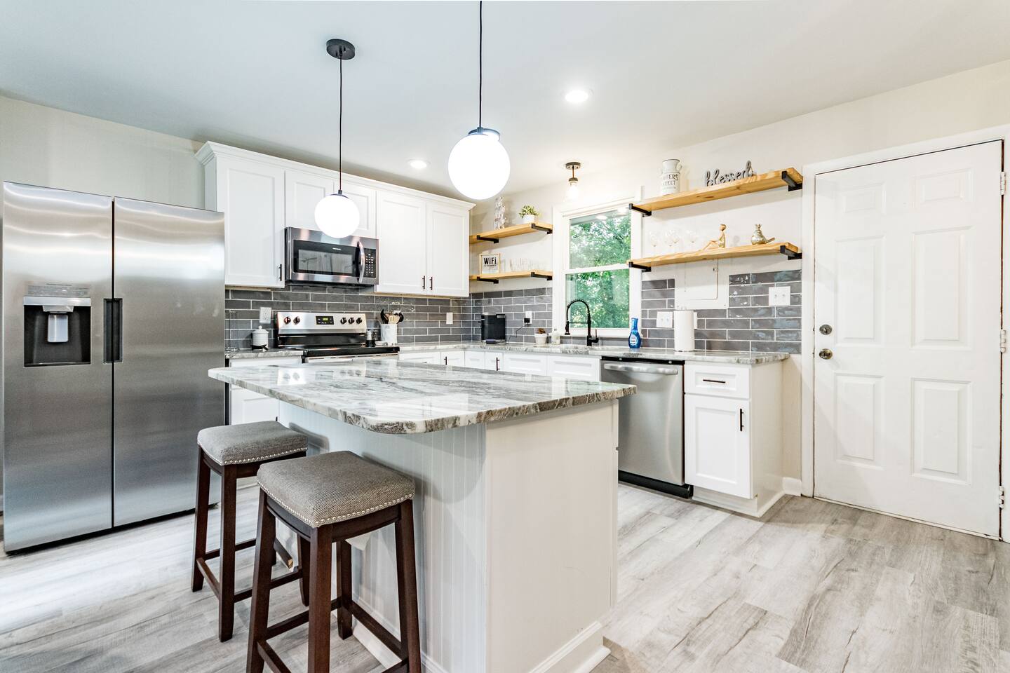 Cute ranch with king bed close to dtown Raleigh