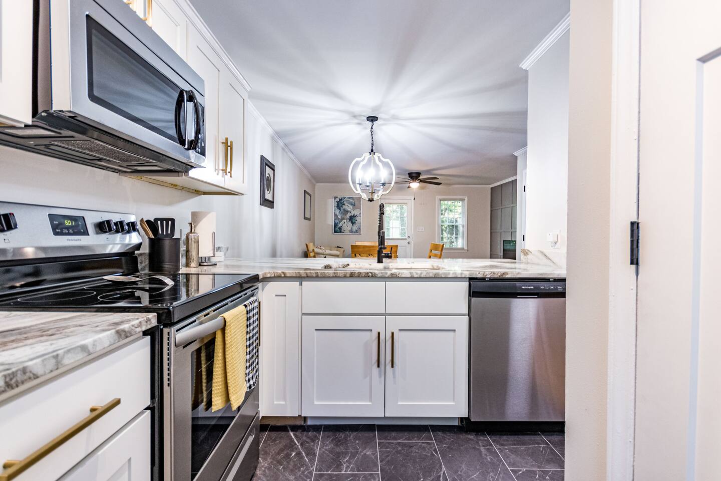 Perfectly located 2 en suite townhome in Raleigh