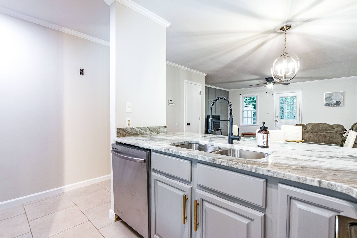 Comfortable 2 en suite townhome near DT Raleigh