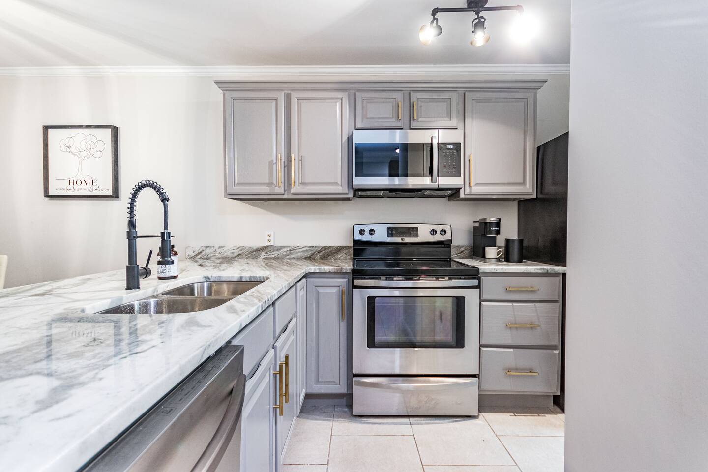 Comfortable 2 en suite townhome near DT Raleigh