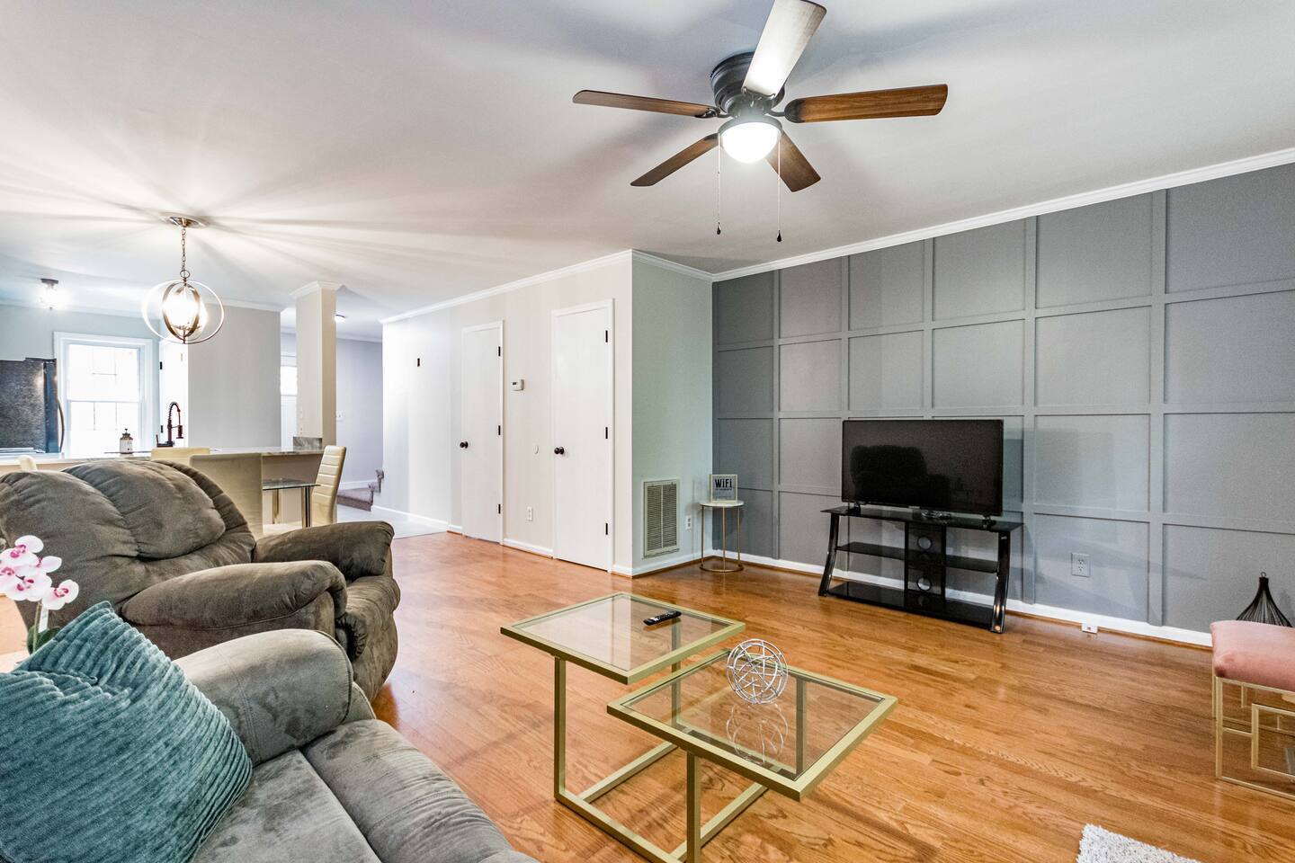 Comfortable 2 en suite townhome near DT Raleigh