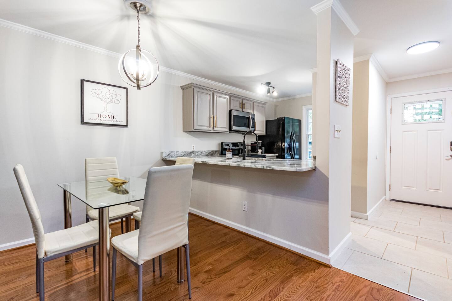 Comfortable 2 en suite townhome near DT Raleigh