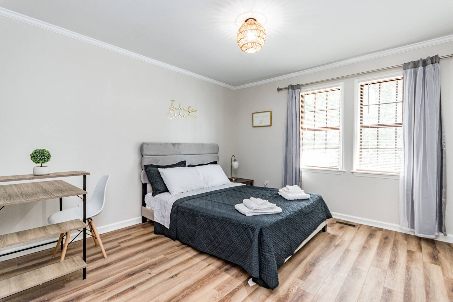 Beautiful  2 bdr Townhome w King bed and free wifi
