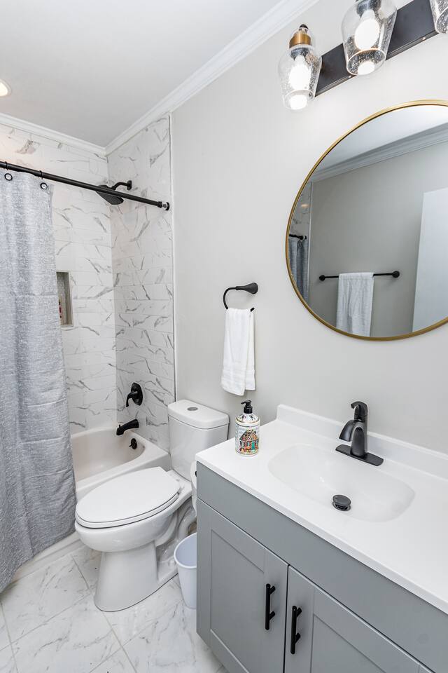Beautiful  2 bdr Townhome w King bed and free wifi