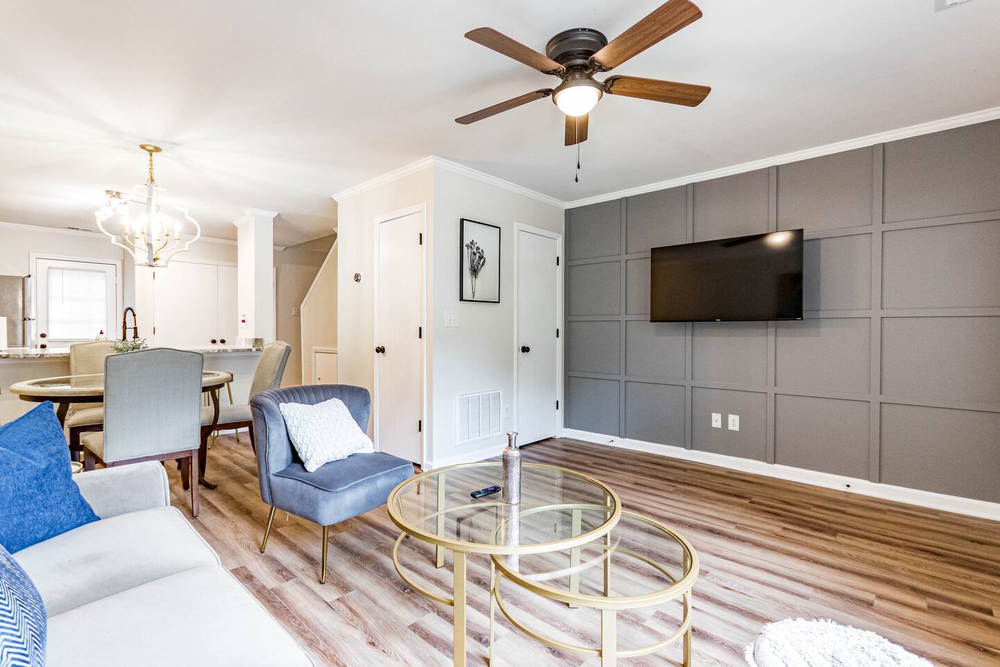 Beautiful  2 bdr Townhome w King bed and free wifi