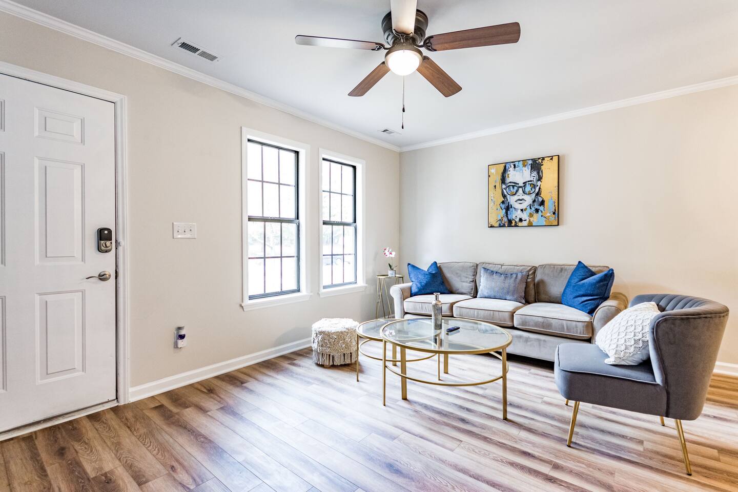 Beautiful  2 bdr Townhome w King bed and free wifi