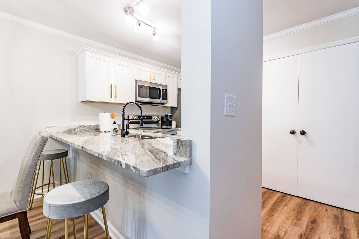 Beautiful  2 bdr Townhome w King bed and free wifi