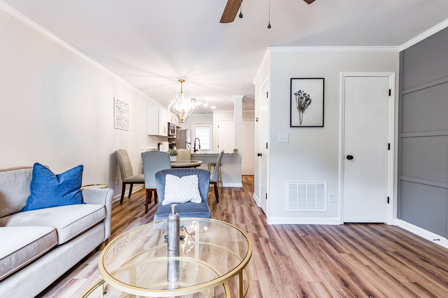 Beautiful  2 bdr Townhome w King bed and free wifi