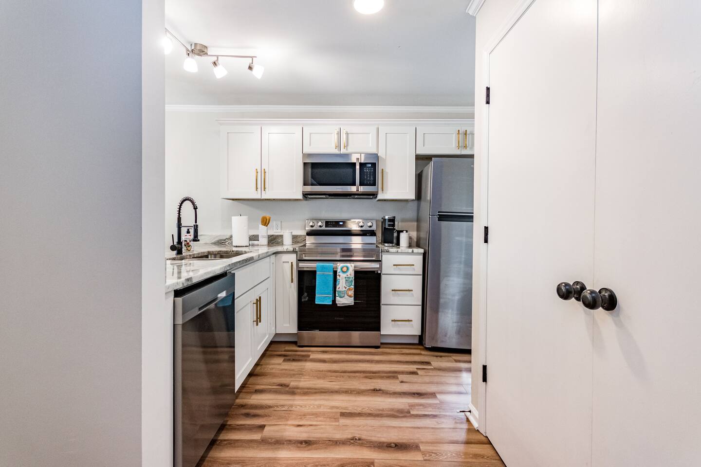 Beautiful  2 bdr Townhome w King bed and free wifi