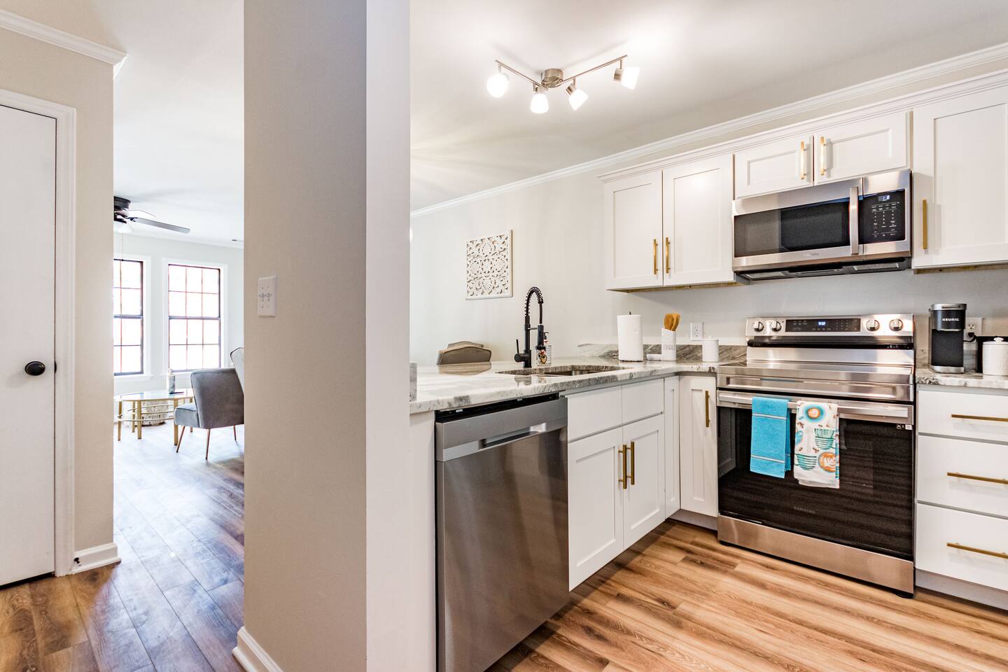 Beautiful  2 bdr Townhome w King bed and free wifi