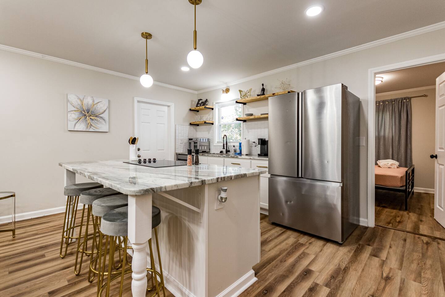 Cozy bungalow in the heart of Raleigh w King bed