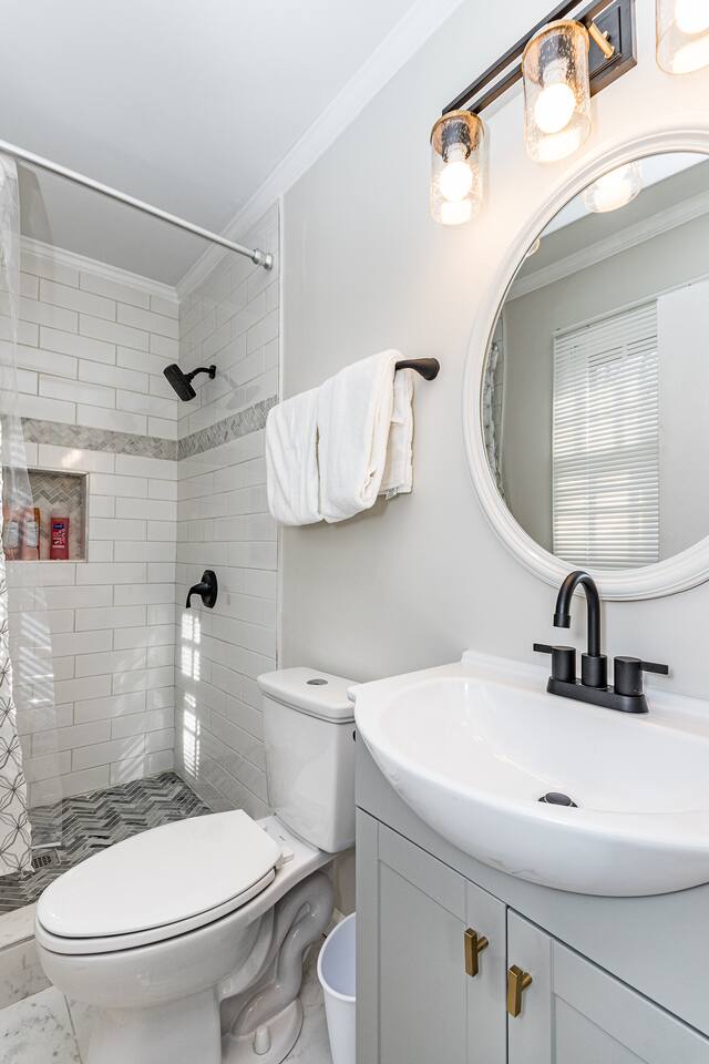 Raleigh house sleeps 10 - starts @ $5.5k/month