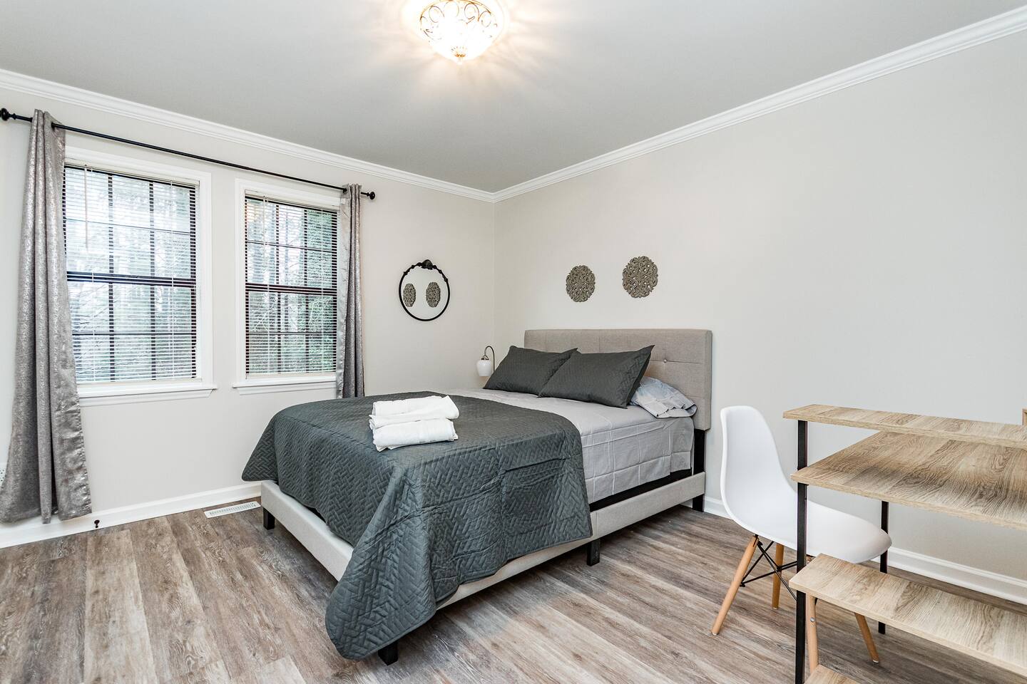 Crew-Friendly 2BR Townhome – Best Value Near DT
