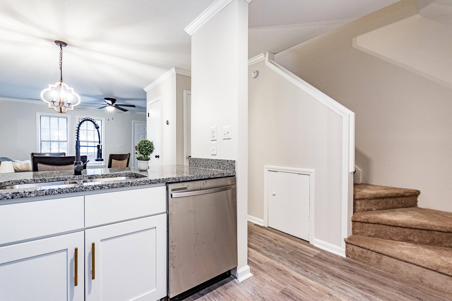 Crew-Friendly 2BR Townhome – Best Value Near DT