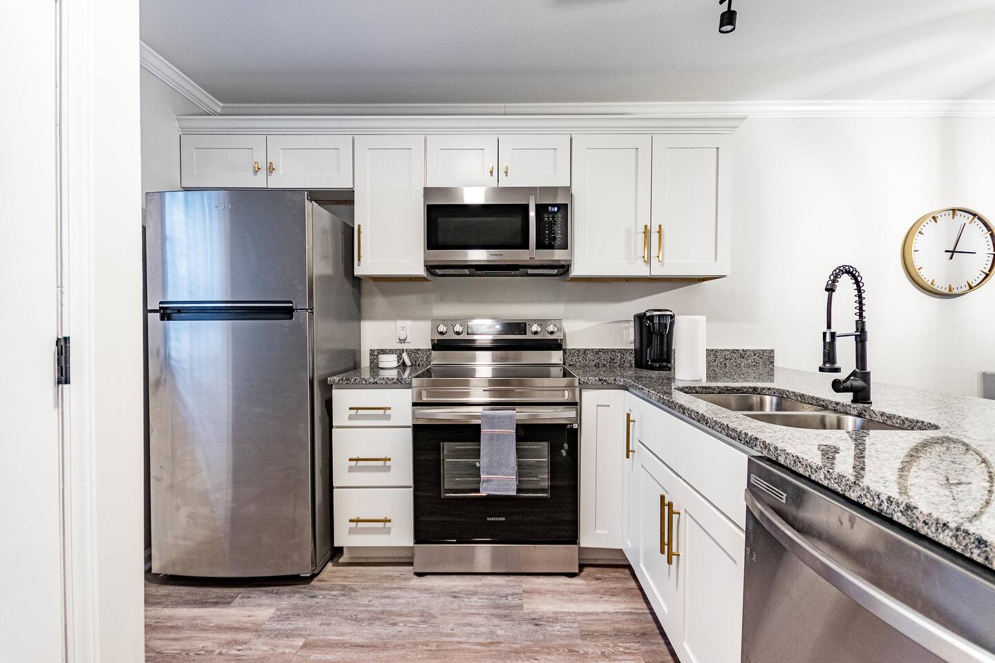 Crew-Friendly 2BR Townhome – Best Value Near DT