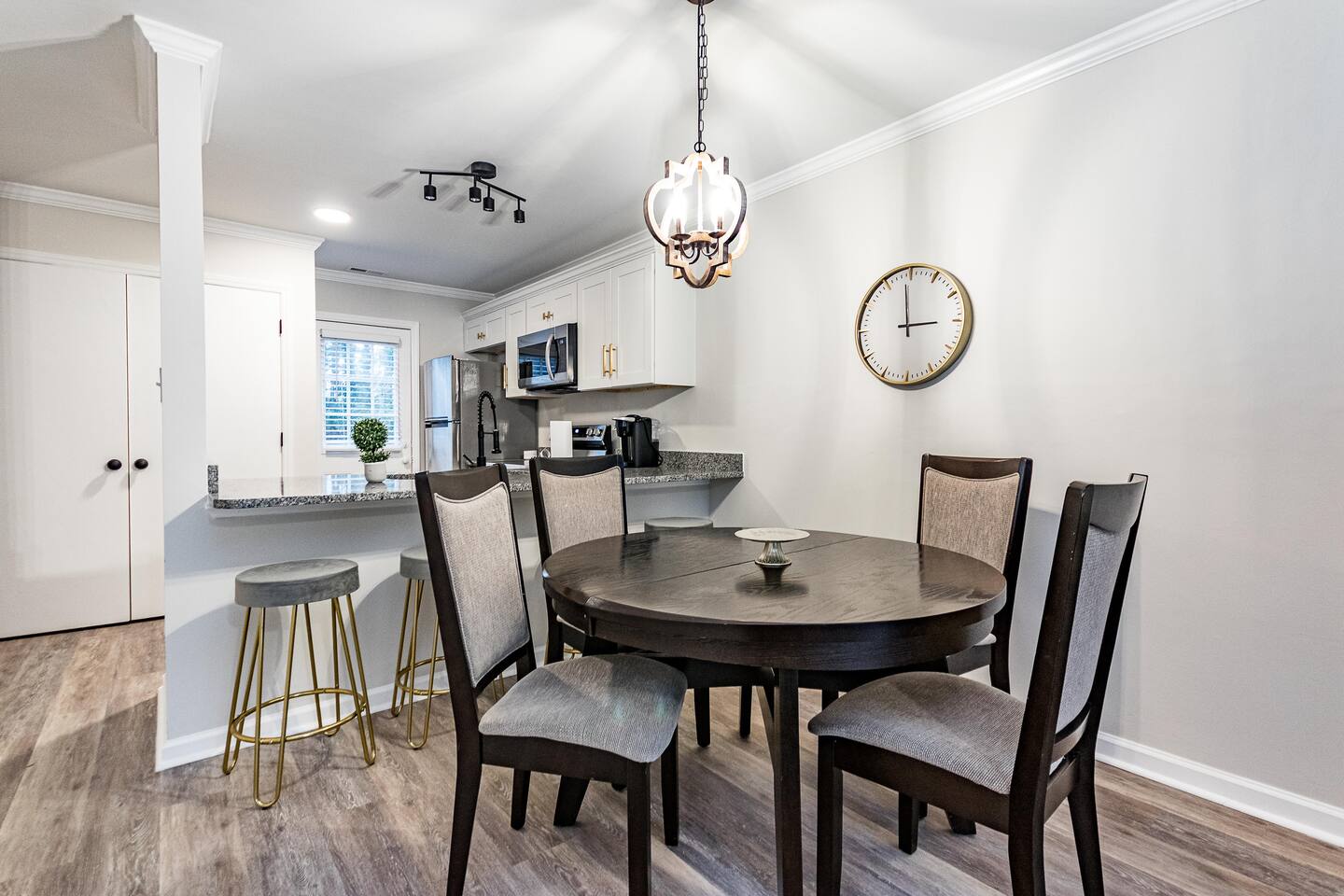 Crew-Friendly 2BR Townhome – Best Value Near DT