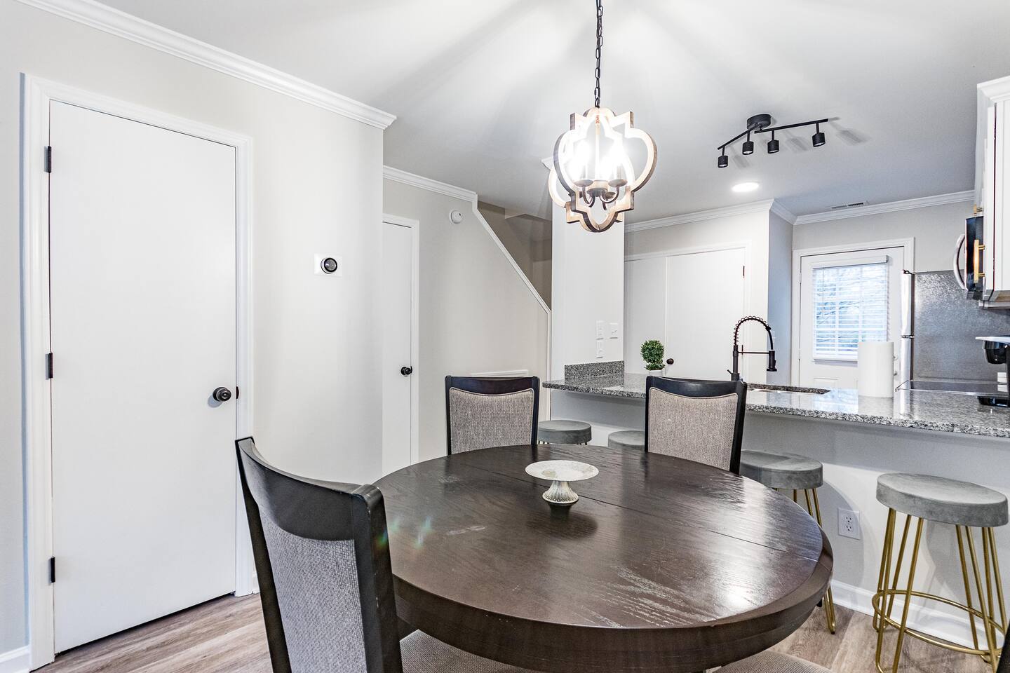 Crew-Friendly 2BR Townhome – Best Value Near DT