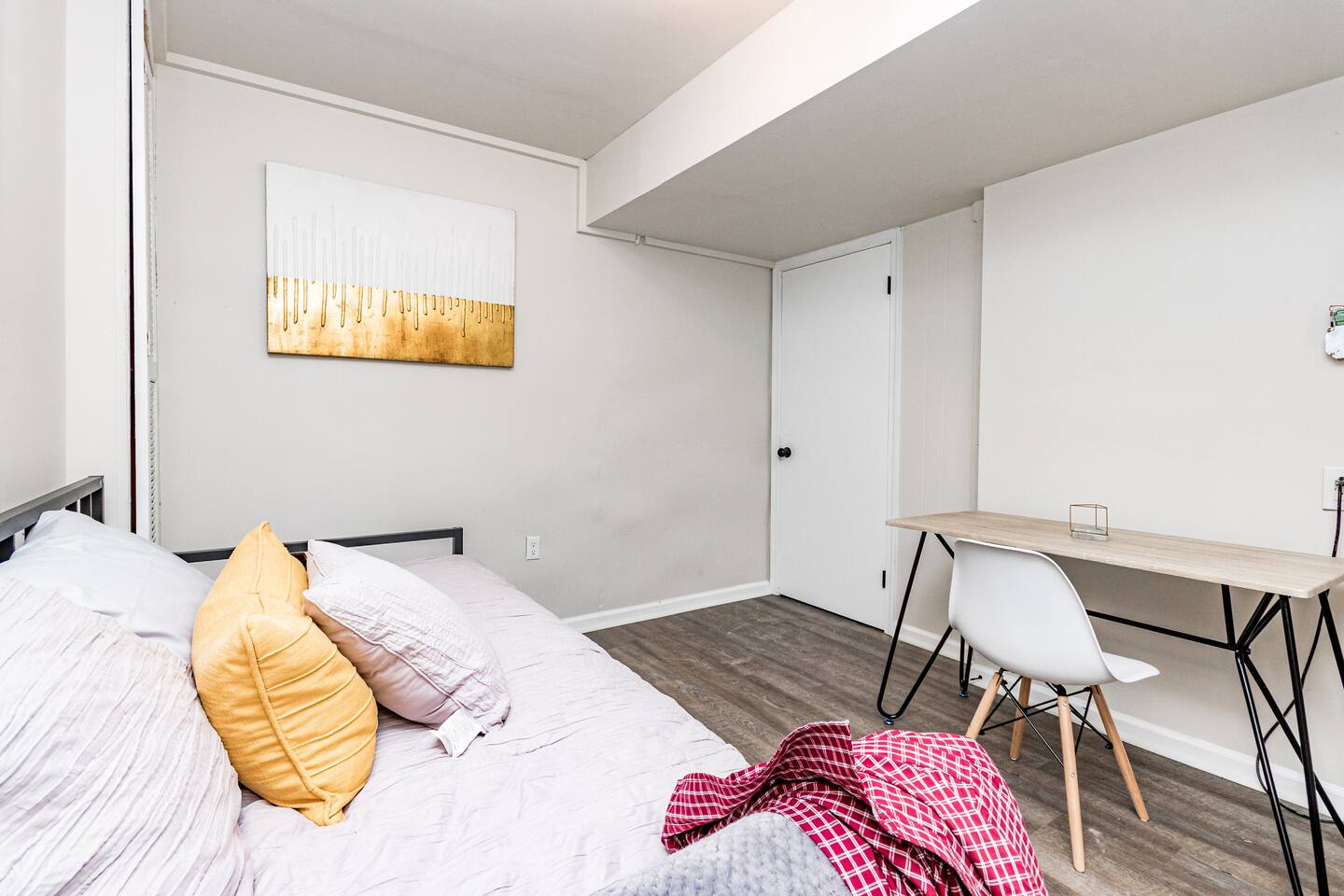 Beautifully updated CHARMER near N Hills w. pool