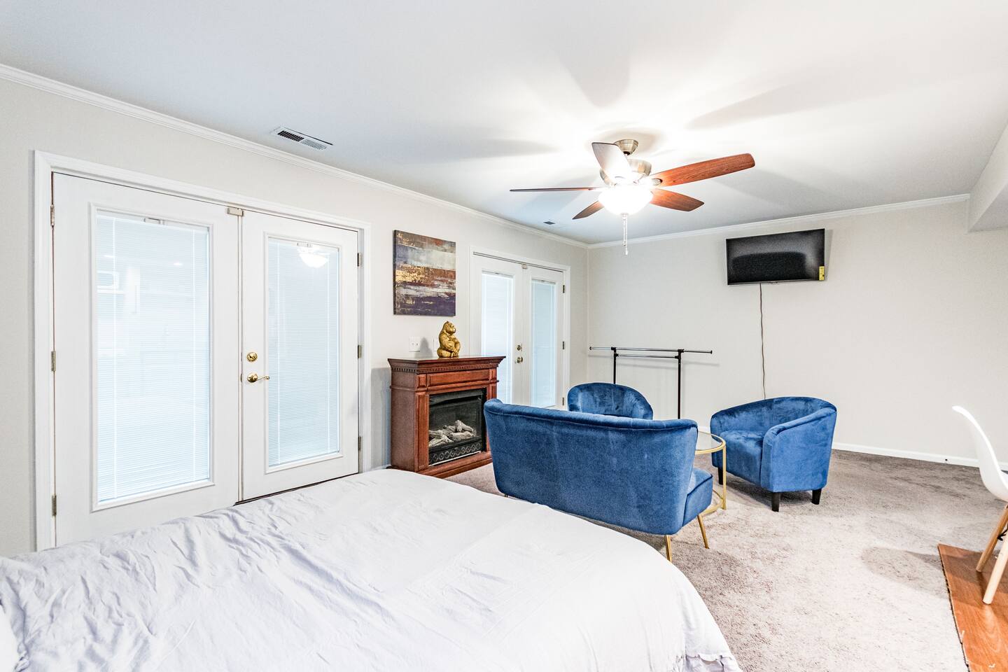 Beautifully updated CHARMER near N Hills w. pool