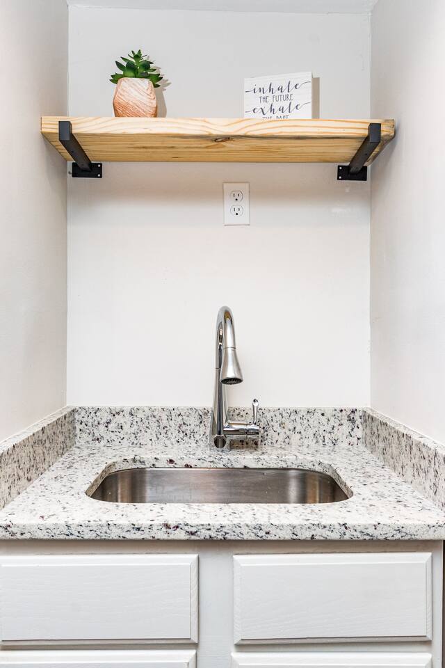 Beautifully updated CHARMER near N Hills w. pool