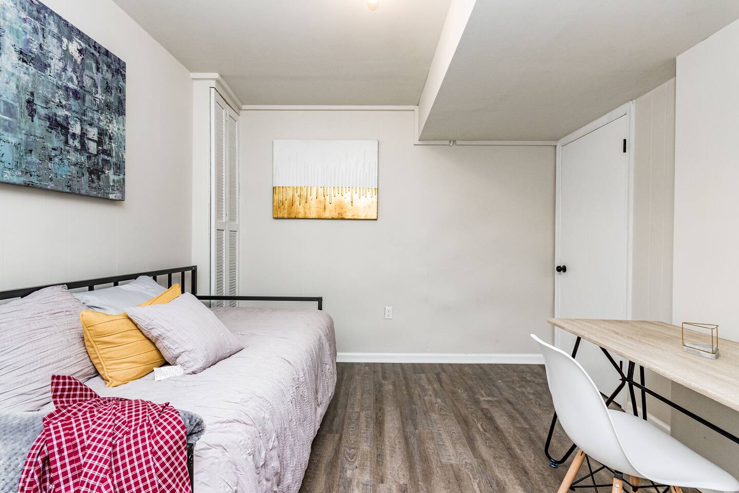 Beautifully updated CHARMER near N Hills w. pool