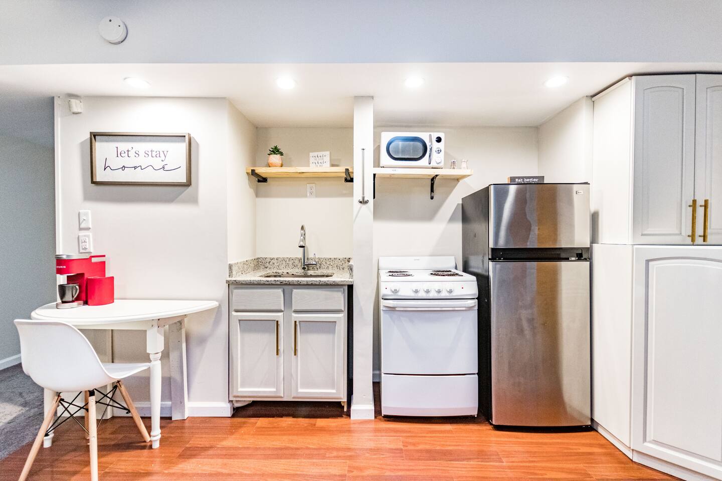 Beautifully updated CHARMER near N Hills w. pool
