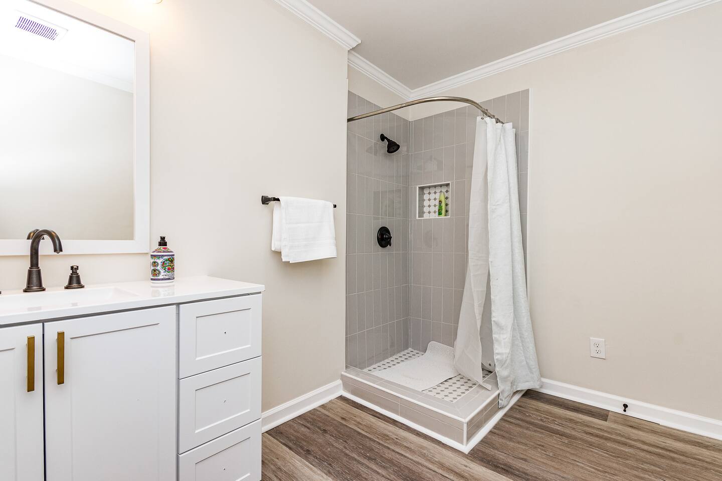 Comfortable house close to Dtown Durham w king bed