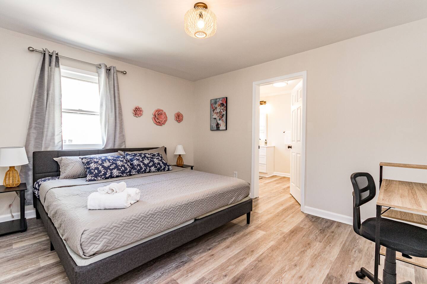 Comfortable house close to Dtown Durham w king bed