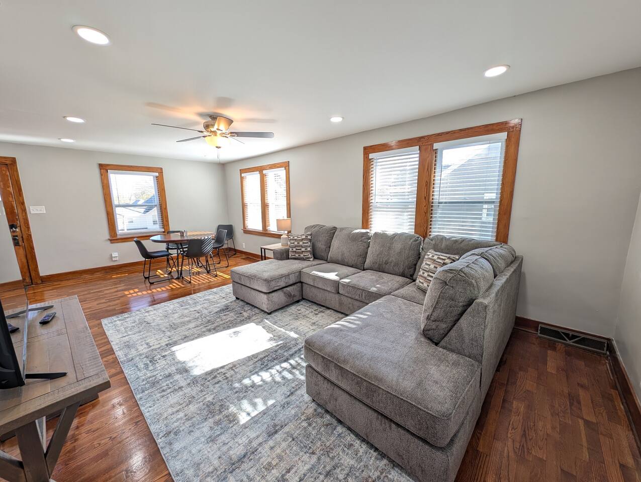 New! King Bed, Spacious! Fully Renovated