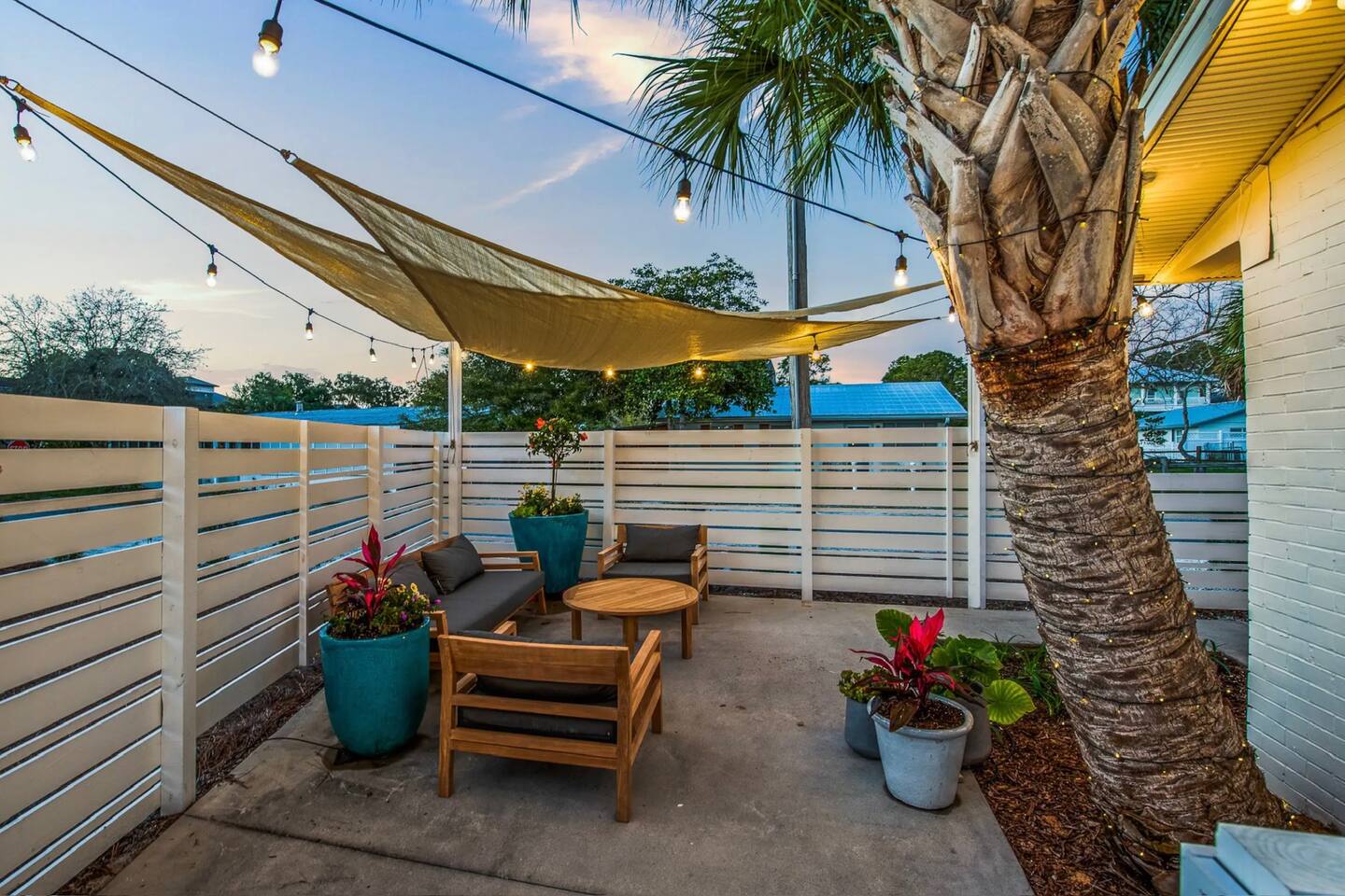 Golf Cart-Hot Tub-Bikes-Beach Gear 4BR Bungalow!