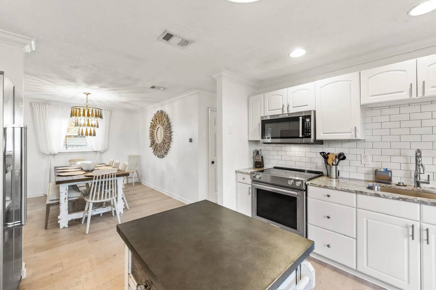 Golf Cart-Hot Tub-Bikes-Beach Gear 4BR Bungalow!