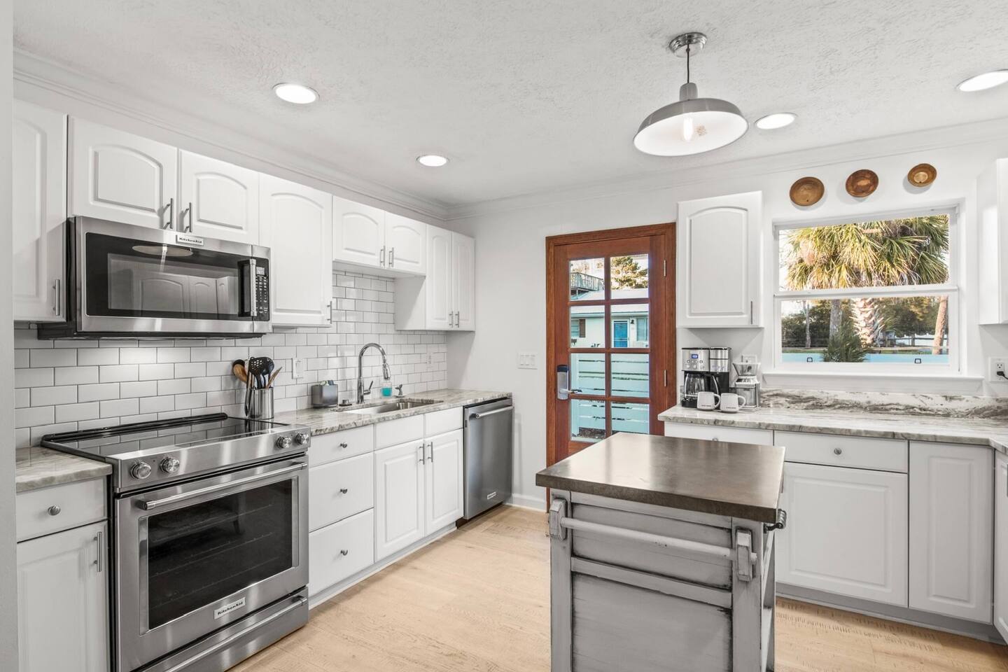 Golf Cart-Hot Tub-Bikes-Beach Gear 4BR Bungalow!
