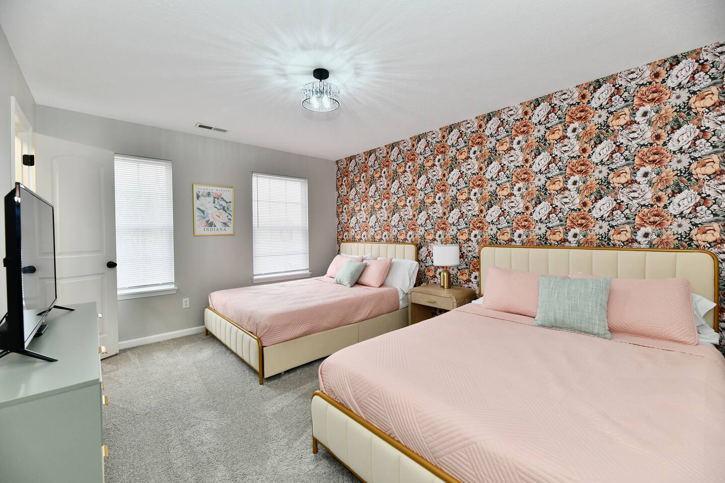 10 mins to Downtown! Spacious! Host 12+ in Indy!