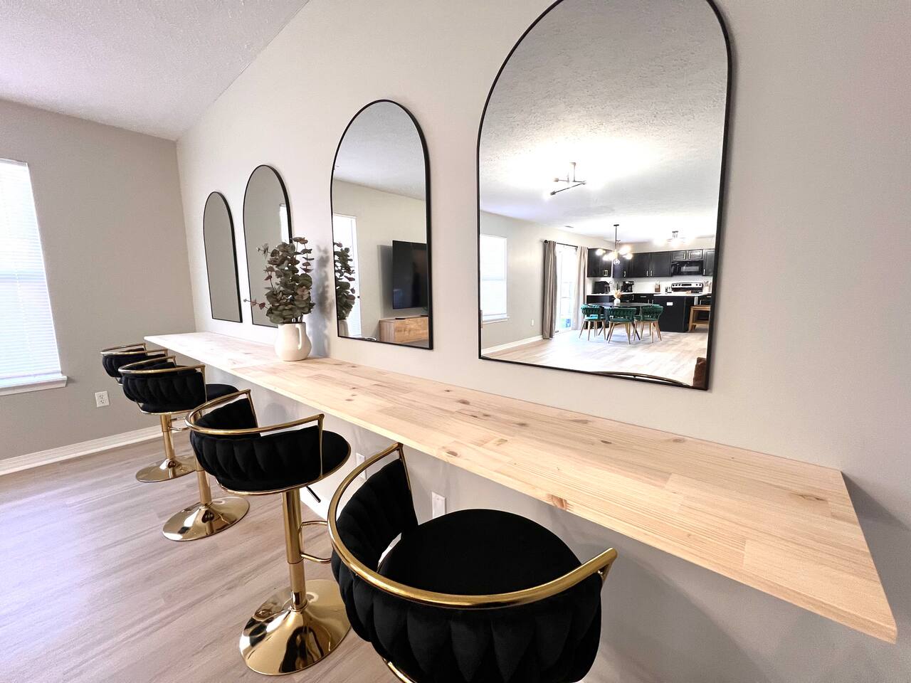 10 mins to Downtown! Spacious! Host 12+ in Indy! — Indianapolis — vacation rental