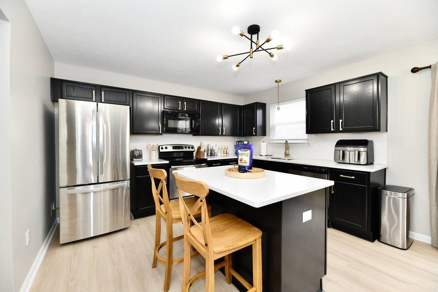 10 mins to Downtown! Spacious! Host 12+ in Indy!