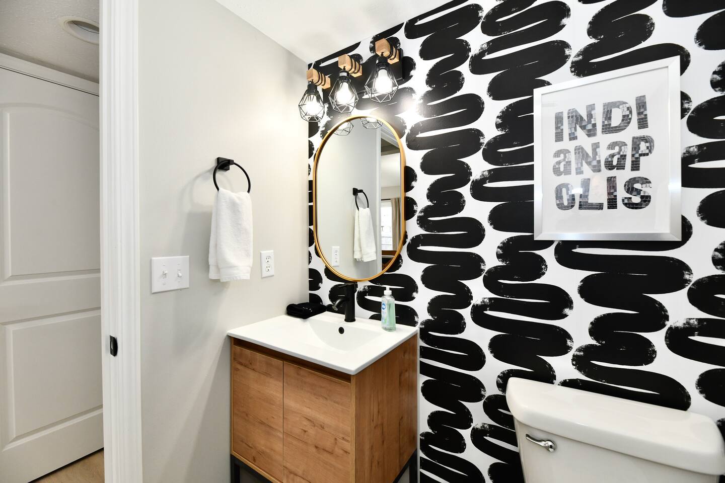 10 mins to Downtown! Spacious! Host 12+ in Indy!
