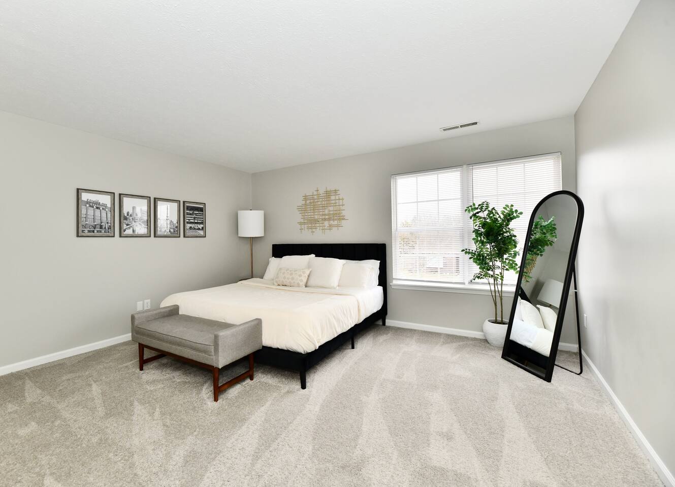 10 mins to Downtown! Spacious! Host 12+ in Indy!